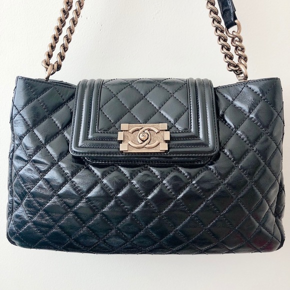 🔥SOLD🔥🖤CHANEL Glazed Calfskin Quilted Boy Tote - Picture 4 of 9
